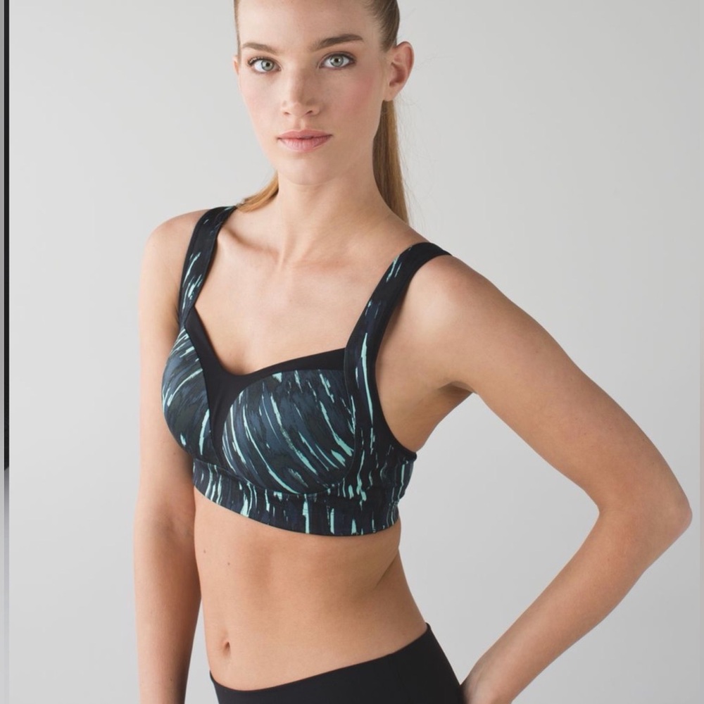Lululemon Ta Ta Tamer III
Size: 32C
Painted Animal Menthol Black / Black